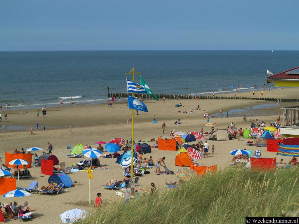 Het strand van Domburg heeft het keurmerk van de Blauwe vlag. Het strand en het water is dus schoon en er zijn goede faciliteiten. De golven zijn bij Domburg hoog.Tips: Leuke dingen doen op het strand.